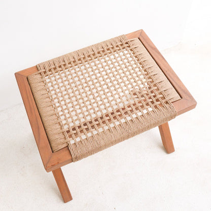 Holzhocker INDRA aus Trembesi mit einer Sitzfläche aus gewebtem Recyclingpapier