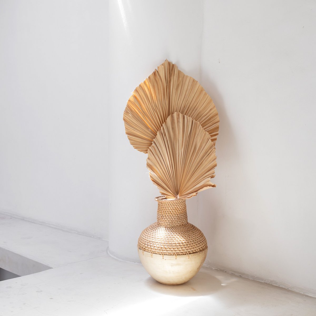 Gewebte Boho-Vase KAMARI aus Rattan und Holz