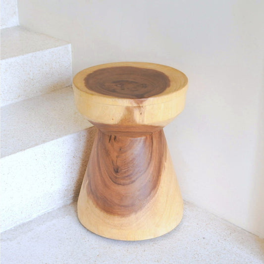 Massiver runder Beistelltisch aus Holz Ø30 cm MANADO - Kleiner Tisch aus Regenbaumholz mit natürlicher zweifarbiger Maserung