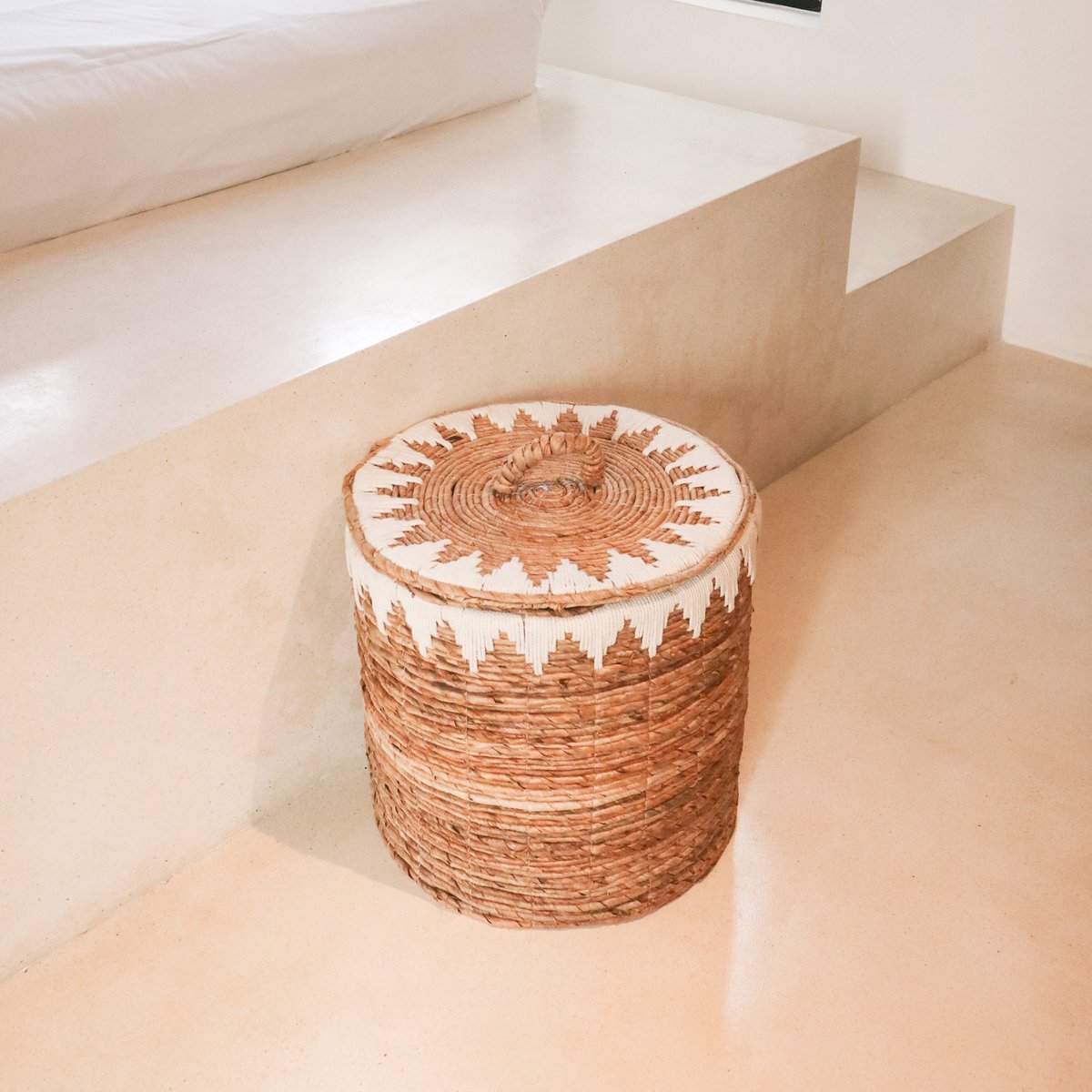 Laundry basket with lid made of banana fiber EMPAT - Large laundry basket with white cotton macrame (2 sizes)